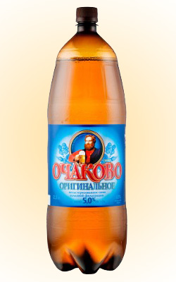 Пластиковая бутылка и бокал пива Очаково Оригинальное